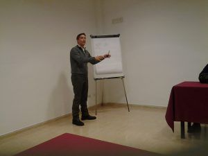 Alberto Ferreyra durante la presentación en el COAC
